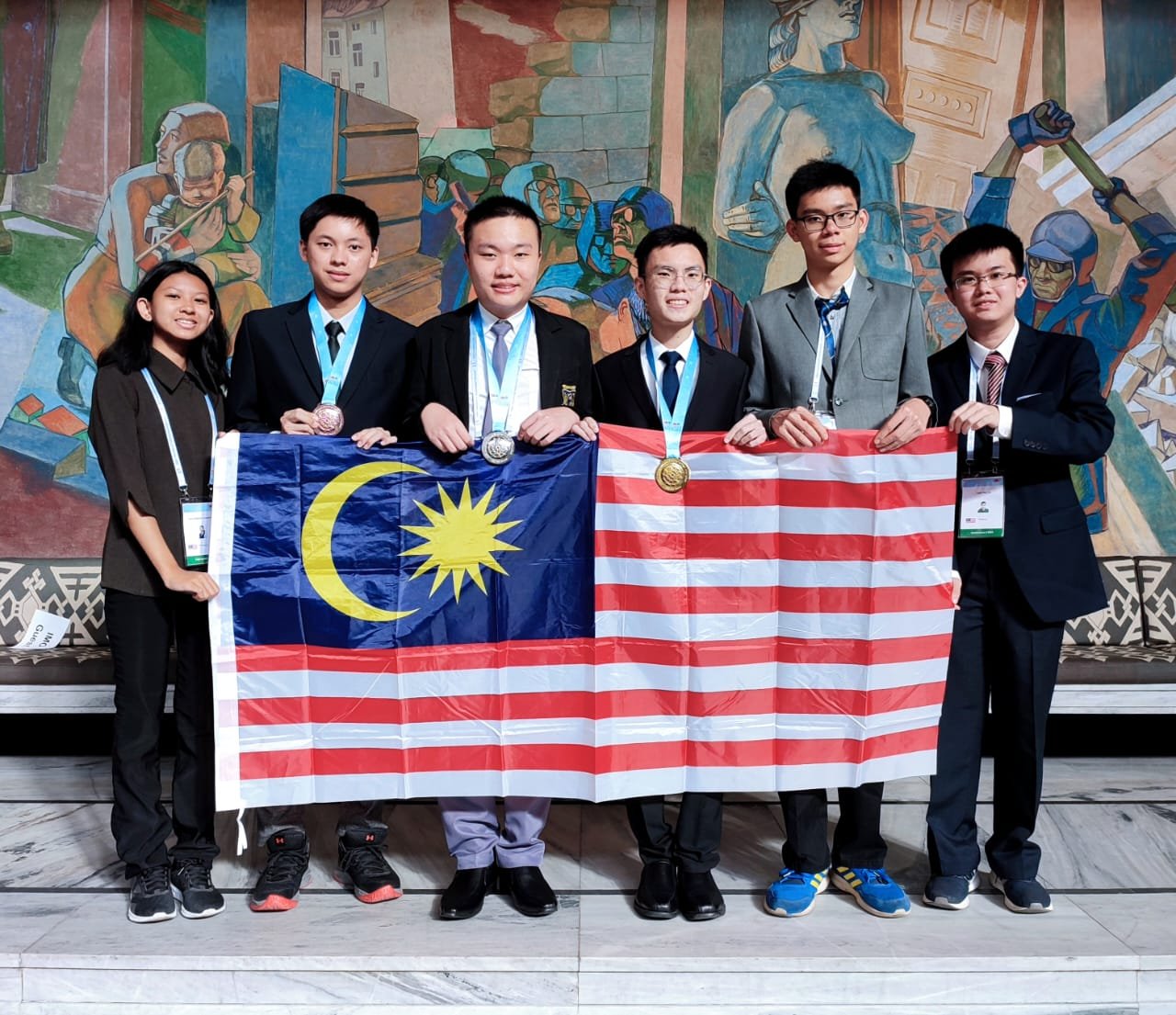 The Malaysia IMO 2022 team with their medals and Jalur Gemilang